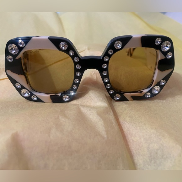 Gucci Black and Ivory Geometric Square Sunglasses with Diamond Detail - Picture 2 of 8
